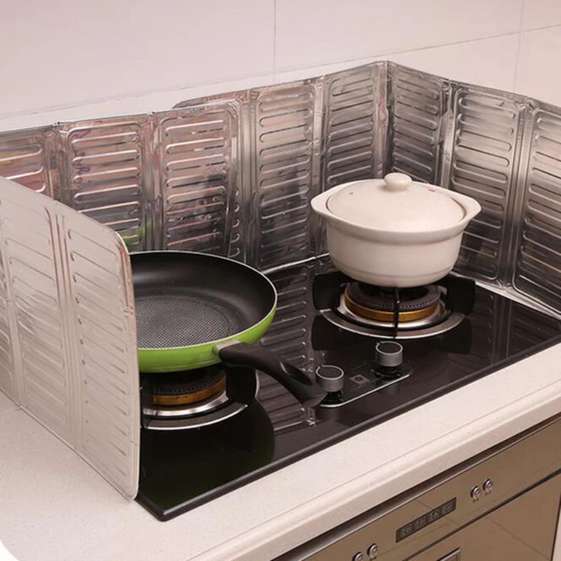 Kitchen Oil Baffle – Heat-Resistant Foil Splash Screen